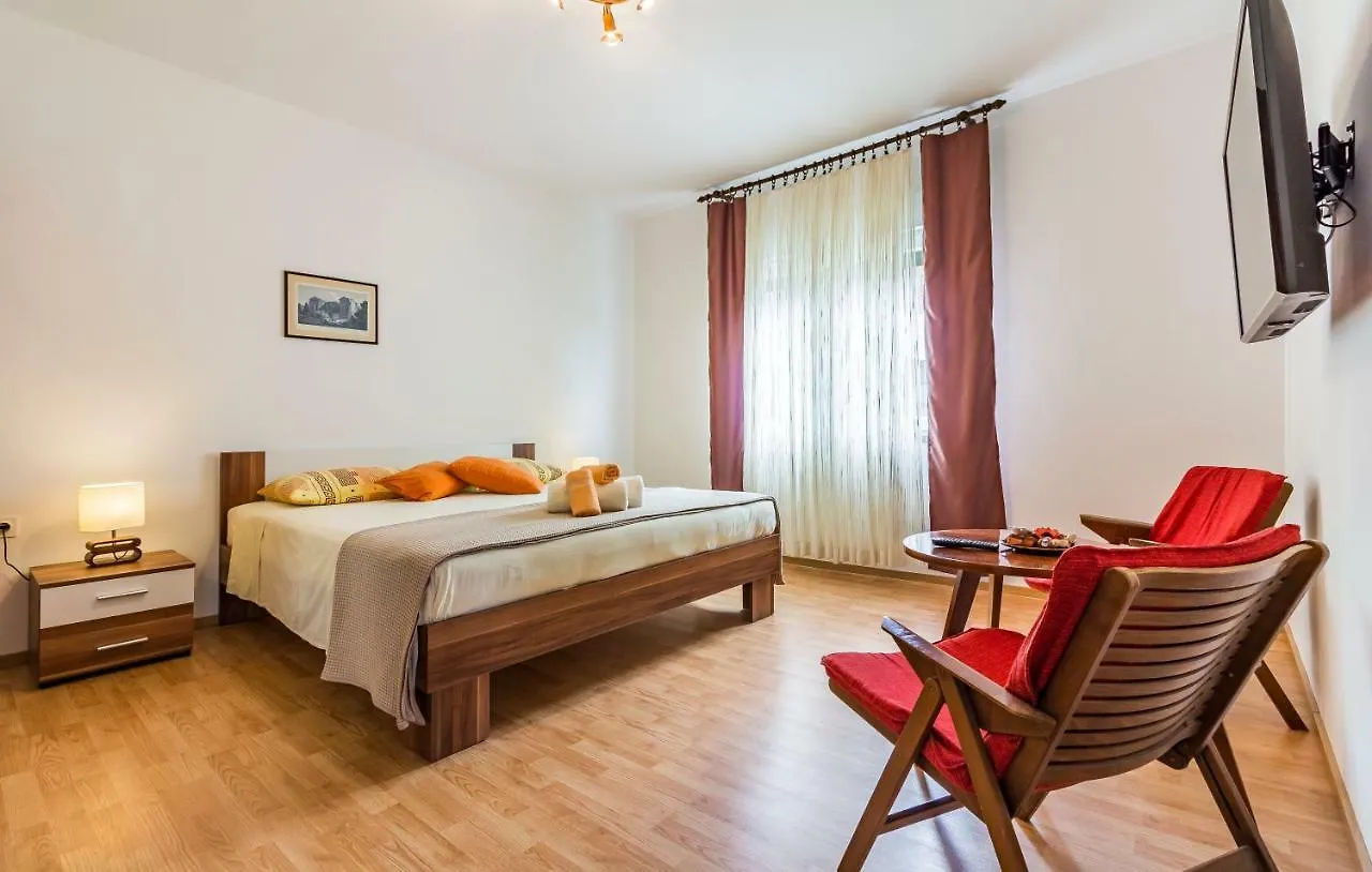 Pula Apartment 0*,
