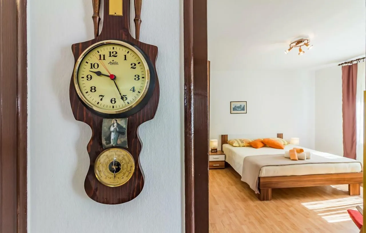 Pula Apartment 0*,